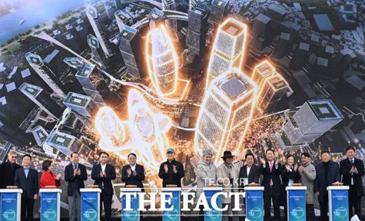 오세훈 서울시장을 비롯한 참석자들이 지난해 11월 27일 오후 서울 용산구 정비창 내 야외 행사장에서 열린 용산국제업무지구 도시개발사업 기공식에서 퍼포먼스를 하고 있다. /이새롬 기자