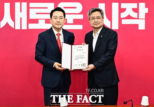 장동혁 국민의힘 대표가 15일 오전 서울 여의도 국회에서 열린 최고위원회의에 참석해 김장겸 당대표 정무실장에게 임명장을 수여하고 있다.