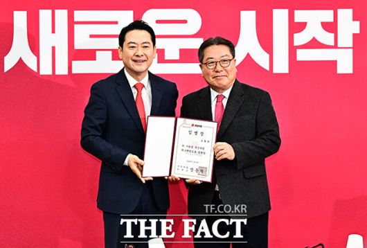 장동혁 국민의힘 대표가 15일 오전 서울 여의도 국회에서 열린 최고위원회의에 참석해 조광한 최고위원에게 임명장을 수여하고 있다.