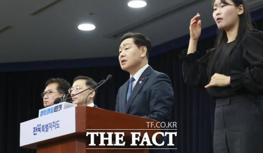 15일 전주시 전북도청 브리핑룸에서 김관영 전북도지사가 완주·전주 통합, 반도체 확장, 군산조선소 재도약으로 "전북이 지방주도 성장의 선두에 서겠다"며 기자회견을 갖고 있다. /전북도