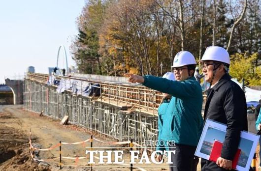 이재호 연수구청장이 공사 현장을 점검하고 있다. /연수구