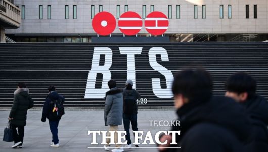이번주 또다른 빅이슈 BTS 월드투어 소식. 소속사 빅히트는 'BTS WORLD TOUR' 포스터 공개에 이어, 이번주 전 세계 투어 일정을 공식 발표했다. 사진은 지난 8일 오전 서울 종로구 세종문화회관 중앙계단에 설치된 방탄소년단(BTS)의 컴백 랩핑·5집 로고 조형물 앞에서 관광객들이 기념사진을 찍고 있다. /남윤호 기자