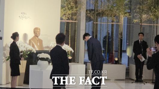 15일 오전 9시 서울 송파구 잠실 롯데월드타워 1층에서 열린 고(故) 신격호 창업주 추모 헌화식에서 신유열 롯데지주 부사장 겸 롯데바이오로직스 대표이사가 신격호 회장 흉상 앞에 헌화하고 있다. /잠실=우지수 기자