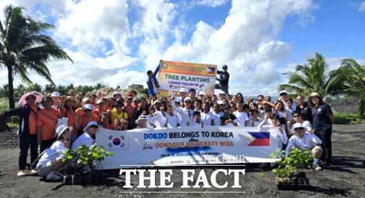 2025년 알베이주 리가오시에서 나무심기 행사 후 기념사진을 찍고 있다. /독도사랑회
