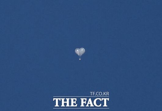 지난 2024년 10월 서울 서대문구 상공에 북한이 날려 보낸 오물풍선이 날아가고 있다. /박헌우 기자