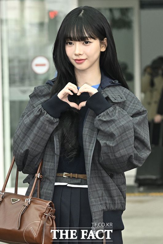 그룹 에스파 카리나가 이탈리아 밀라노 출국을 위해 16일 오전 인천국제공항 제2여객터미널에 모습을 드러낸 가운데 수속을 밟기 전 모여든 취재진과 팬들에게 인사하고 있다. /인천국제공항=송호영 기자