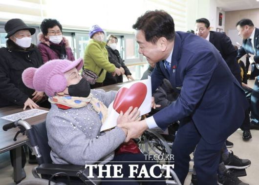 16일 오후 순창군 순창읍 남계리 순창군민예술회관에서 열린 '도민과 함께하는 2026년 시·군 방문'에서 김관영 전북도지사가 군민들을 만나 소통하고 있다. /전북도