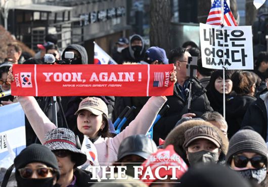 윤 전 대통령의 지지자들이 서울 서초구 서울중앙지방법원 앞에서 피켓을 들고 있다.