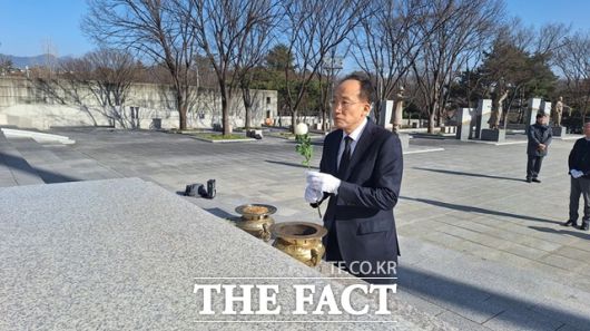 16일 대구경북독립운동기념탑에 헌화하는 추경호 의원. /박병선 기자