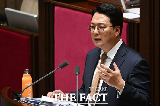 '2차 종합특검 반대' 약 18시간째 무제한 토론 이어가는 천 원내대표.