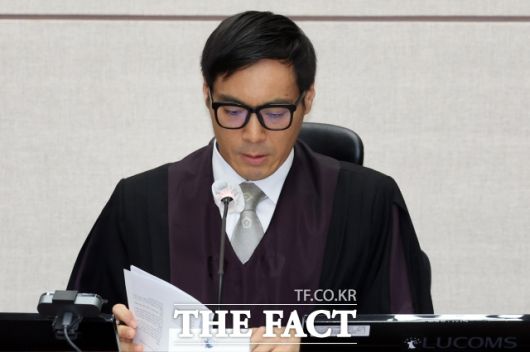 윤석열 전 대통령의 특수공무집행방해, 직권남용 권리행사방해 등 혐의 사건 첫 공판이 열린 지난해 9월 서울 서초구 서울중앙지법에서 백대현 부장판사가 자료를 살펴보고 있다. /사진공동취재단