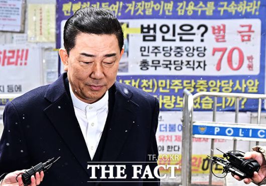경찰이 김병기 더불어민주당 의원의 공천헌금을 비롯해 차남 숭실대학교 편입학, 수사 무마 의혹 등 전방위 수사를 확대하고 있다. 김 의원의 금고를 찾는 데 총력을 기울이는 한편, 보좌관과 숭실대, 경찰 관계자 등 관련자들도 줄줄이 조사하면서 김 의원을 향한 수사망을 좁혀가고 있다. /배정한 기자