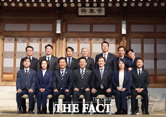 이재명 대통령이 16일 오후 청와대 상춘재에서 열린 정당 지도부 초청 오찬에서 참석자들과 기념촬영을 하고 있다. /뉴시스