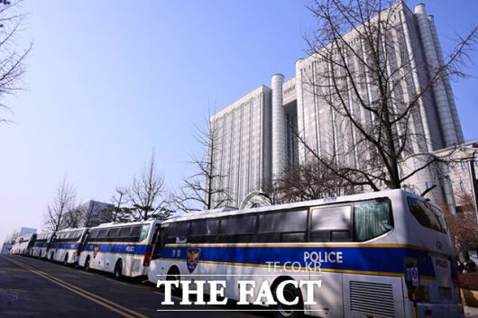 서울 서초구 서울중앙지방법원 내부가 경찰 차벽으로 둘러싸여 있다.