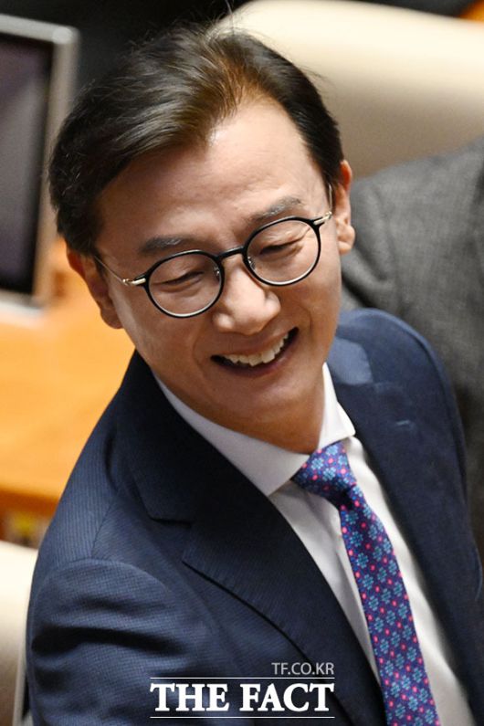 미소 띠며 본회의 참석한 전재수 의원.