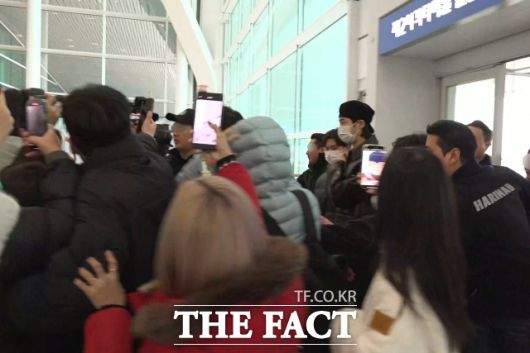 포토타임을 마치고 공항 안으로 들어온 배우 변우석이 팬들에 둘러싸이고 있다. /인천국제공항=이상빈 기자