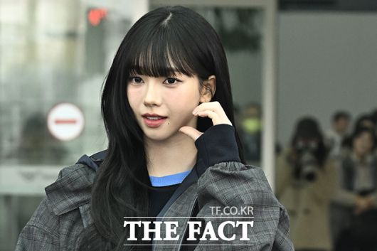 카리나가 포즈를 취하고 있다.