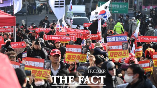 법원이 16일 고위공직자범죄수사처(공수처)의 체포영장 집행을 방해한 혐의 등으로 기소된 윤석열 전 대통령에 5년을 선고한 가운데, 윤 전 대통령의 지지자들이 서울 서초구 서울중앙지방법원 앞에서 구호를 외치고 있다.