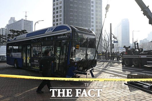 크레인으로 옮겨지는 사고 버스.