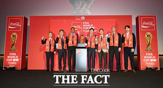 이준엽 한국 코카-콜라 대표이사와 김승희 대한축구협회 전무, 전 브라질 축구 국가대표 지우베르투 시우바, 차범근 전 한국축구대표팀 감독, 이영표 축구 해설위원, 차두리 화성FC 감독, 구자철 레드앤골드풋볼 디렉터(왼쪽부터)가 16일 오후 서울 용산구 CGV 용산아이파크몰에서 열린 ‘FIFA 월드컵™ 트로피 투어 by 코카-콜라’ 미디어 간담회에 참석해 기념 촬영을 하고 있다. /서예원 기자