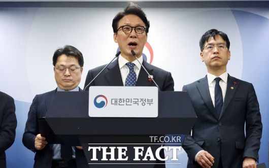 김민석 국무총리가 16일 오전 서울 종로구 정부서울청사에서 행정통합 인센티브 발표 관련 브리핑을 하고 있다. /뉴시스