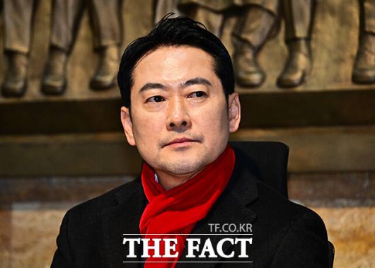 당내 반발을 잠재우고 징계의 정당성을 완성하기 위한 전략적 선택이라는 평가가 나온다. 사진은 장동혁 국민의힘 대표가 15일 오후 서울 여의도 국회 로텐더홀에서 단식농성을 시작하고 있는 모습. /배정한 기자