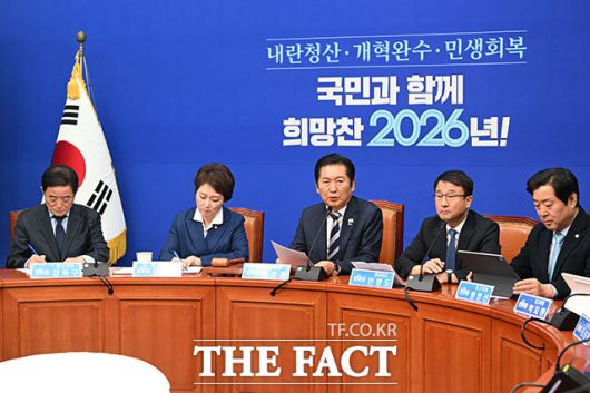 최고위원회의에서 발언하는 정 대표(가운데).