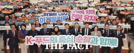 16일 오후 순창군 순창읍 남계리 순창군민예술회관에서 열린 '도민과 함께하는 2026년 시·군 방문'에 김관영 전북도지사(왼쪽 여섯 번째)와 최영일 순창군수, 참석자들이 피켓을 들고 기념 촬영을 하고 있다. /전북도