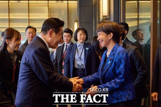 다카이치 사나에 일본 총리가 13일 일본 나라현의 한 호텔에 도착한 이재명 대통령을 영접하고 있다. /청와대