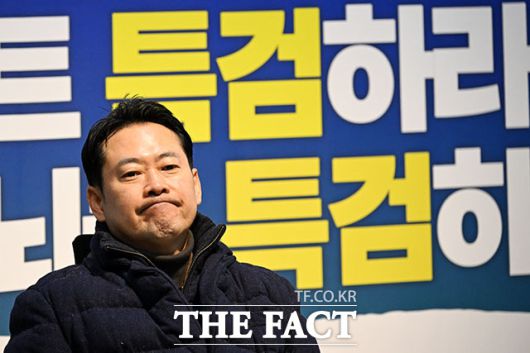 민주당의 통일교 및 공천뇌물 특검 수용을 촉구하며 단식농성에 돌입한 장동혁 국민의힘 대표가 16일 국회 로텐더홀에서 생각에 잠겨있다. /남용희 기자