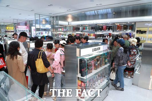외국인 관광객 2000만명 시대를 맞았지만, 면세업계는 거듭되는 적자로 표정이 어둡다. 환율 리스크와 객당 임대료, 특허 수수료 등 경영 부담이 덮친 결과다. /신세계 면세점