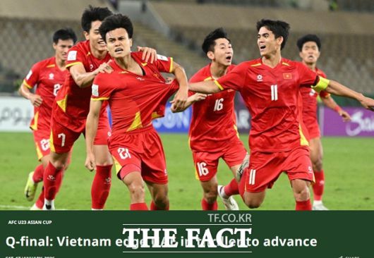 '김상식 매직'을 앞세운 베트남 선수들이 17일 UAE와 8강전에서 연장 승부 끝에 3-2 승리를 거둔 후 환호하고 있다./AFC