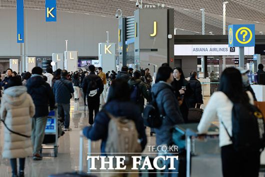외국인 관광객 2000만명 시대를 맞았지만, 면세업계는 거듭되는 적자로 표정이 어둡다. 환율 리스크와 객당 임대료, 특허 수수료 등 경영 부담이 덮친 결과다. /인천국제공항=남윤호 기자(현장풀)