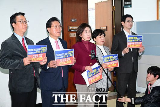 국민의힘 소속 법제사법위원 곽규택, 송석준, 나경원, 조배숙, 주진우 의원이 2025년 11월 10일 오전 서울 여의도 국회 법제사법위원회 회의실 앞에서 검찰의 '대장동 사건' 항소 포기와 관련해 기자회견을 하고 있다. /국회=남윤호 기자