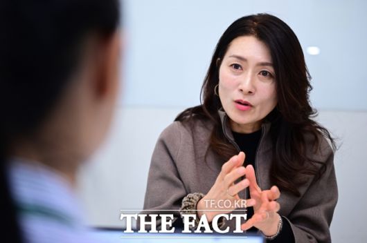 박향수 Free2move 공동대표는 "재일동포 사회는 다양한 정체성이 공존하는 공간"이라고 말했다. 박 공동대표가 기자에게 설명하는 모습. /남윤호 기자 /남윤호 기자