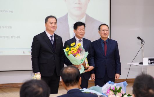 '제1회 이경종 스승상'을 받은 전 김동섭 교장(가운데)과 이동신 울릉교육지원청 교육장(왼쪽), 스승상 제정을 마련한 김진규 전 울릉교육장이 기념사진을 찍고 있다. /울릉군