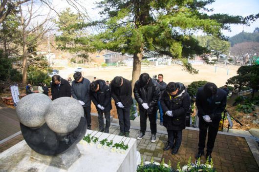 고(故) 이경종 스승 추모식 침석자들이 헌화 후 묵념을 하고 있다. /울릉군