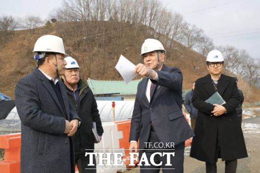 최원철 공주시장이 19일 신풍면 시민과의 대화 전에 주요 사업 현장을 찾아 점검하고 있다. /공주시