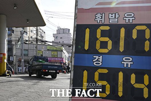 주유소로 들어가는 트럭.