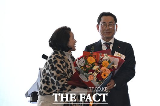 나명석 신임 협회장(오른쪽)이 화환을 받고 있다.