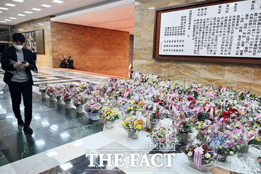 '단식 농성 닷새째' 장 대표 응원 꽃바구니 놓인 로텐더홀.