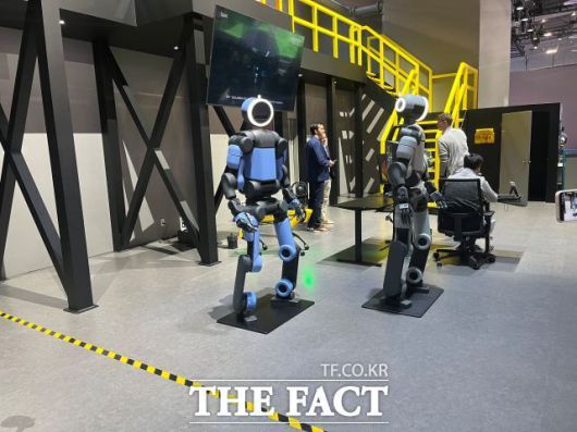 현대차는 올해 들어 40% 넘게 오르면서 가장 가파른 상승세를 그리는 종목에 이름을 올리고 있다. 사진은 현대차그룹이 지난 6~9일(현지시간) 미국 라스베이거스에서 열린 CES 2026 부스에 선보인 보스턴다이내믹스 차세대 로봇 아틀라스의 모습. /최의종 기자