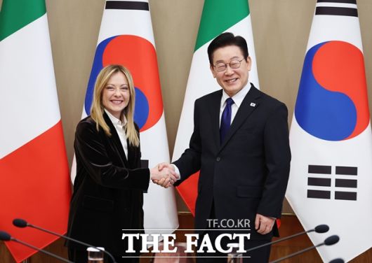 이재명 대통령이 19일 청와대에서 조르자 멜로니 이탈리아 총리와 정상회담을 갖고 기념촬영을 하고 있다. /뉴시스