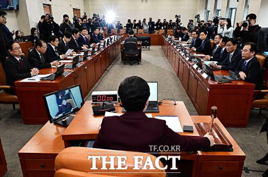 임이자 재경위원장이 19일 오전 서울 여의도 국회에서 열린 재정경제기획위원회 전체회의에 참석해 안건을 상정하고 있다. /국회=배정한 기자