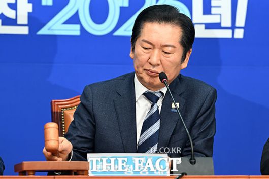 이혜훈 후보자가 의혹 정면돌파 대신 사실상 회피 전략을 사용하기로 하면서, 그를 방어해야 하는 더불어민주당의 딜레마도 커지는 모습이다. 여당은 당초 '이 후보자가 본인과 가족 의혹을 적극 해명·사과한 뒤, 이에 대한 여론 반응을 살핀다'는 방침이었으나, 이 후보자가 소명을 위한 자료 제출부터 회피할 경우 전략 수정이 불가피하다. 사진은 정청래 민주당 대표가 지난 16일 오전 서울 여의도 국회에서 열린 최고위원회의에서 의사봉을 두드리는 모습. /남용희 기자