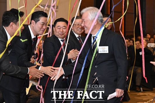 정현식 한국프랜차이즈산업협회 전임 협회장(오른쪽)이 축하를 받고 있다.