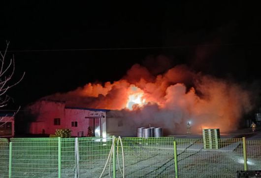 의성군 금성면 청로리의 한 공장에서 지붕 화재가 발생해 약 2시간 17분 만에 초진됐다. /경북소방본부