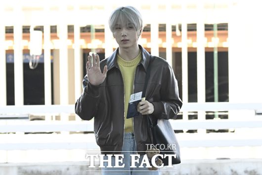 케이팝 그룹 엔시티 드림(NCT DREAM) 멤버 지성이 프랑스 파리에서 열리는 시스템(SYSTEM)의 2026 FW 파리 프레젠테이션에 참석하기 위해 20일 오전 인천국제공항을 찾은 가운데 취재진 앞에서 포즈를 취하고 있다. /인천국제공항=송호영 기자