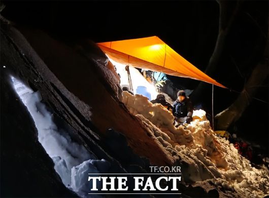 구조대원들이 설동체험을 하고 있다. /울릉군 산악구조대