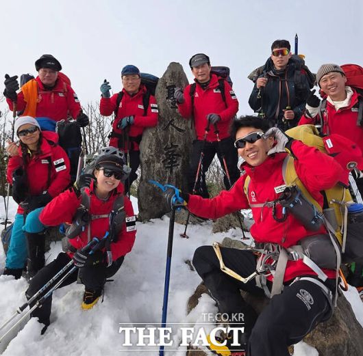 훈련을 마친 산악구조대가 성인봉 정상에서 기념사진을 찍고 있다. /울릉군 산악구조대